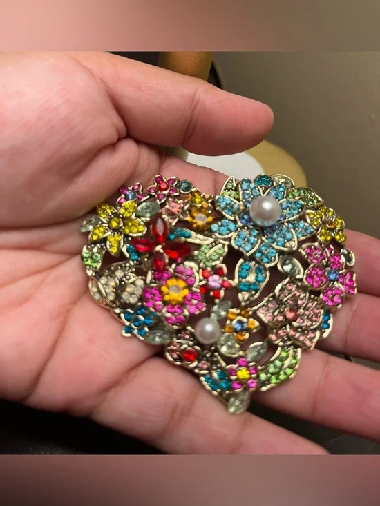 Multicolor Goldtone Floral rhinestones Brooch with Faux Pearl Accents EUC - Picture 3 of 7